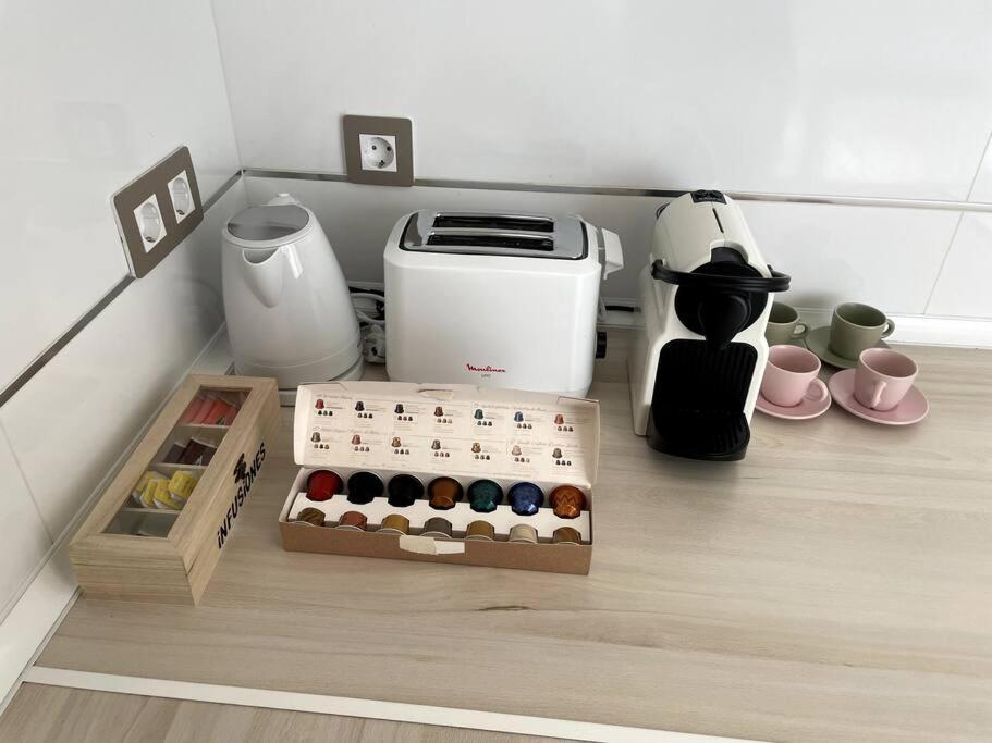 Cozy 2 Bedroom Apartment With Patio มาดริด ภายนอก รูปภาพ