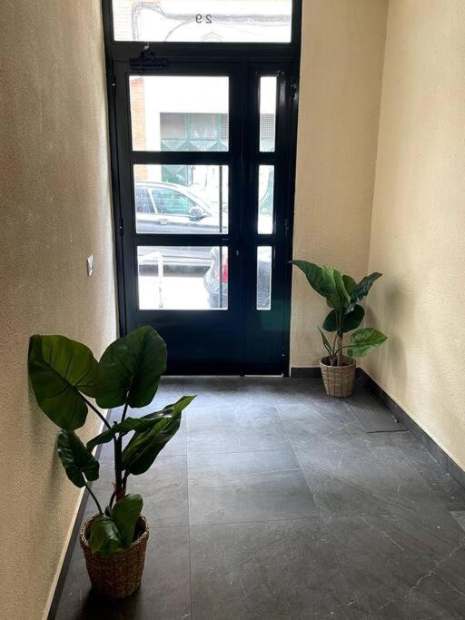 Cozy 2 Bedroom Apartment With Patio มาดริด ภายนอก รูปภาพ