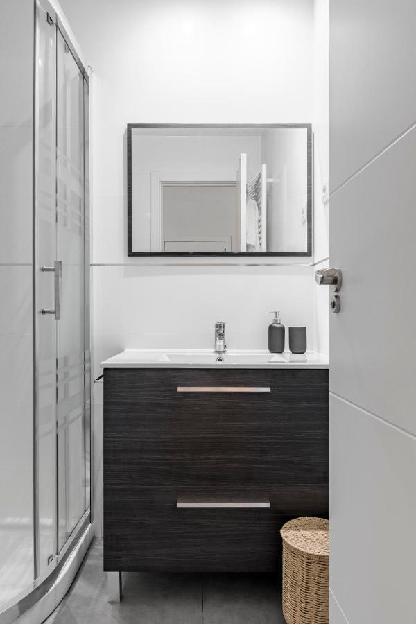 Cozy 2 Bedroom Apartment With Patio มาดริด ภายนอก รูปภาพ