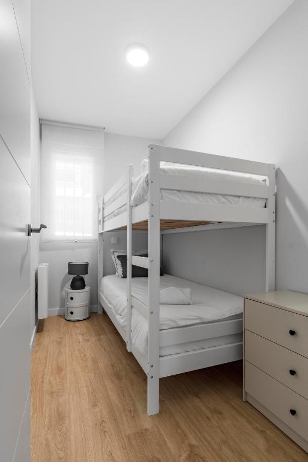 Cozy 2 Bedroom Apartment With Patio มาดริด ภายนอก รูปภาพ