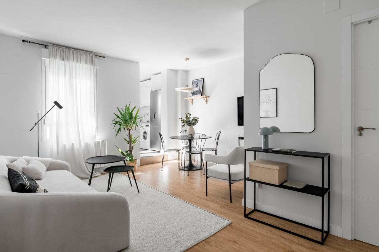 Cozy 2 Bedroom Apartment With Patio มาดริด ภายนอก รูปภาพ