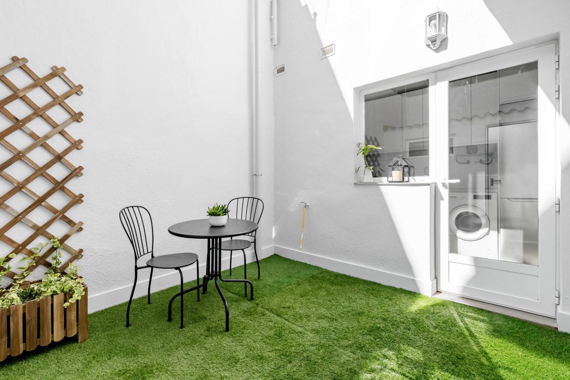 Cozy 2 Bedroom Apartment With Patio มาดริด ภายนอก รูปภาพ