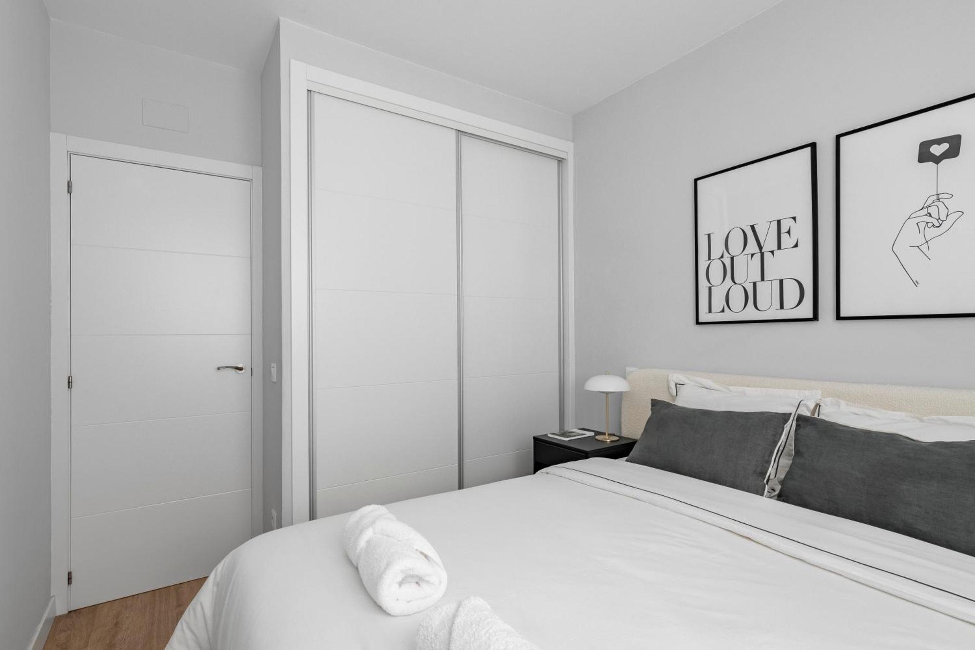 Cozy 2 Bedroom Apartment With Patio มาดริด ภายนอก รูปภาพ